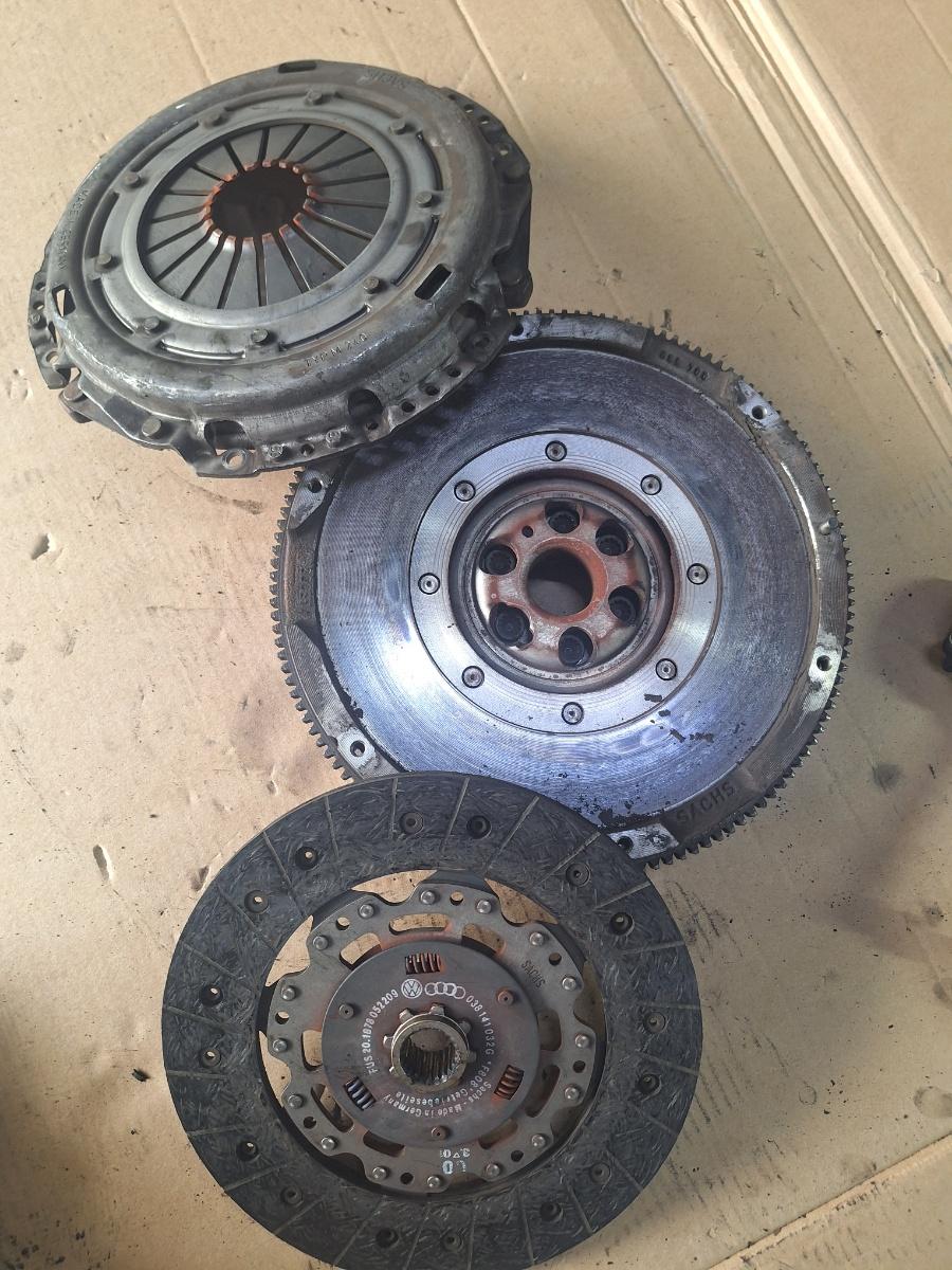 Volanta cu masa dubla si kit de ambreiaj cu rulment AUDI A3 8L1 1996 - 2006 1.9 TDI ASZ
