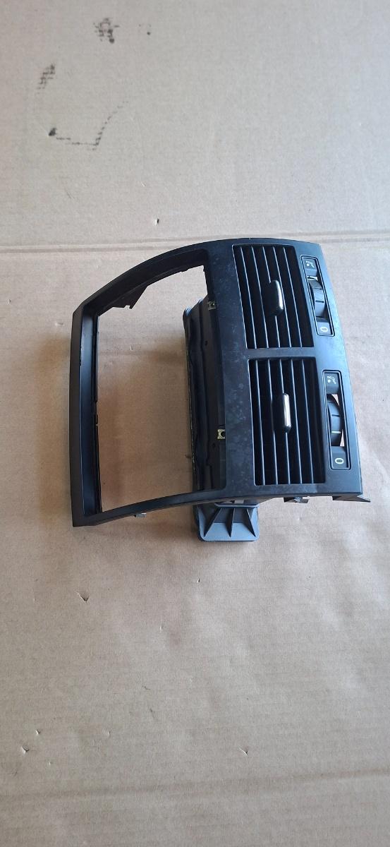 Grila de ventilatie bord centrala VOLKSWAGEN TOUAREG 7LA, 7L6, 7L7 2002 - 2013 3.0 V6 TDI BKS, CATA 7L6819727