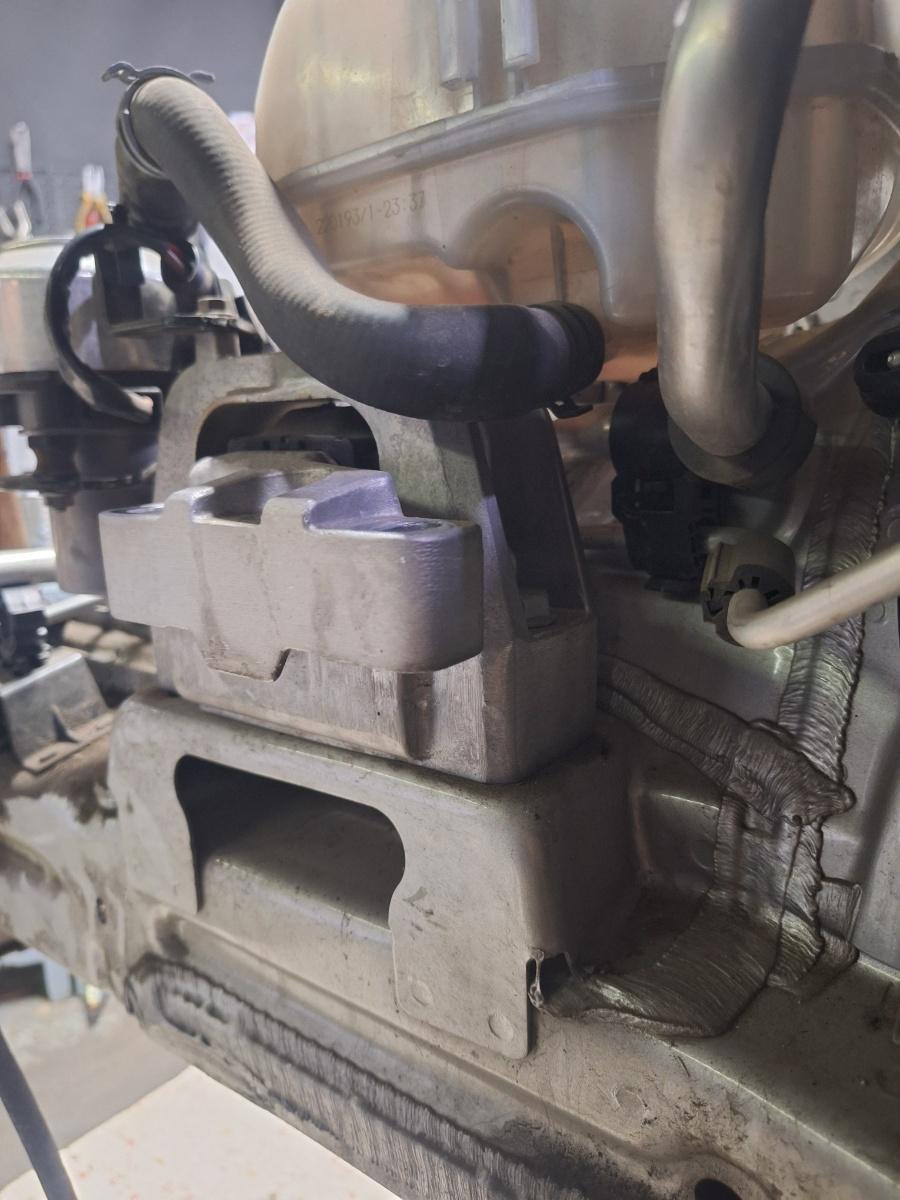 Suport tampon motor dreapta SKODA KAMIQ 2022 1.5 TSI ACT EVO DPCA 110KW|148HP 2022