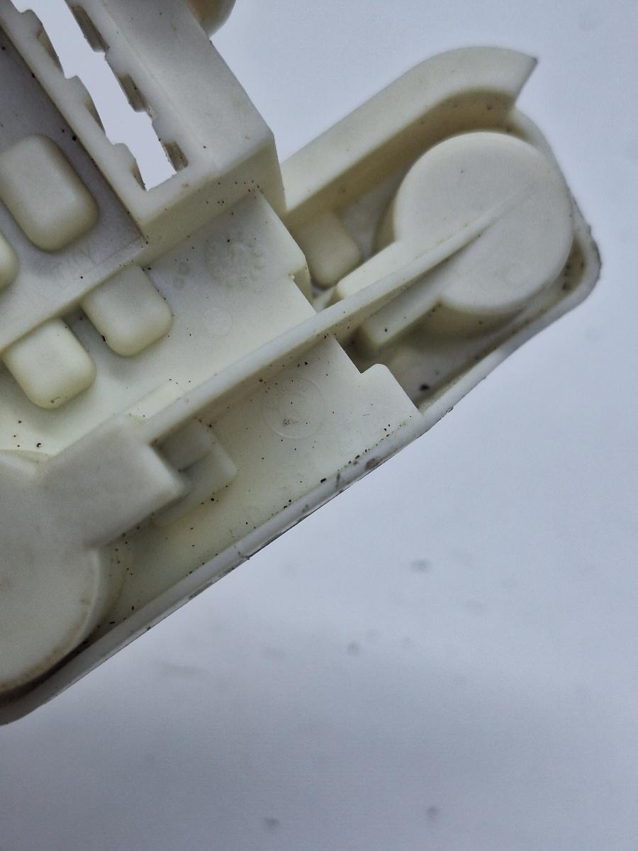 Soclu stop aripa dreapta BMW 3 V E90 2004 - 2012 2.0 320 d M47 D20 (204D4), N47 D20 C 6937474