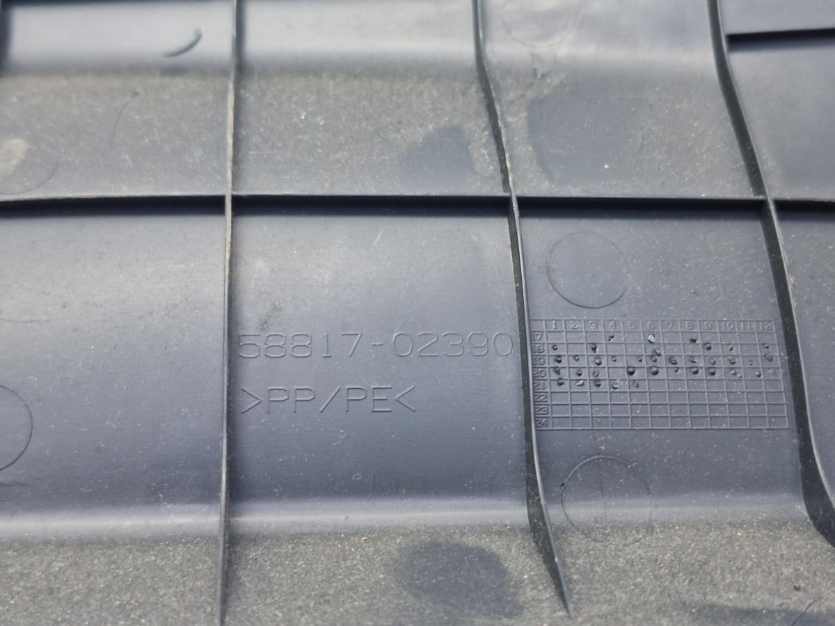 Alte piese consola centrala (tunel) dreapta TOYOTA COROLLA _E21_ 2018 -> 1.8 Hybrid 2ZR-FXE 58817-02390