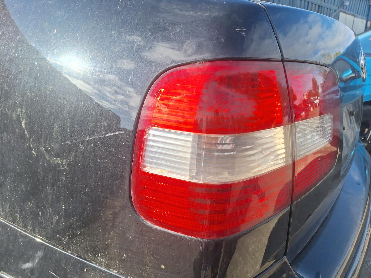 Lampa stop de pe caroserie stanga spate VOLKSWAGEN POLO SEDAN 9N_ 2001 - 2012 1.4 16V AUA, BBY, BKY 6Q5945223A