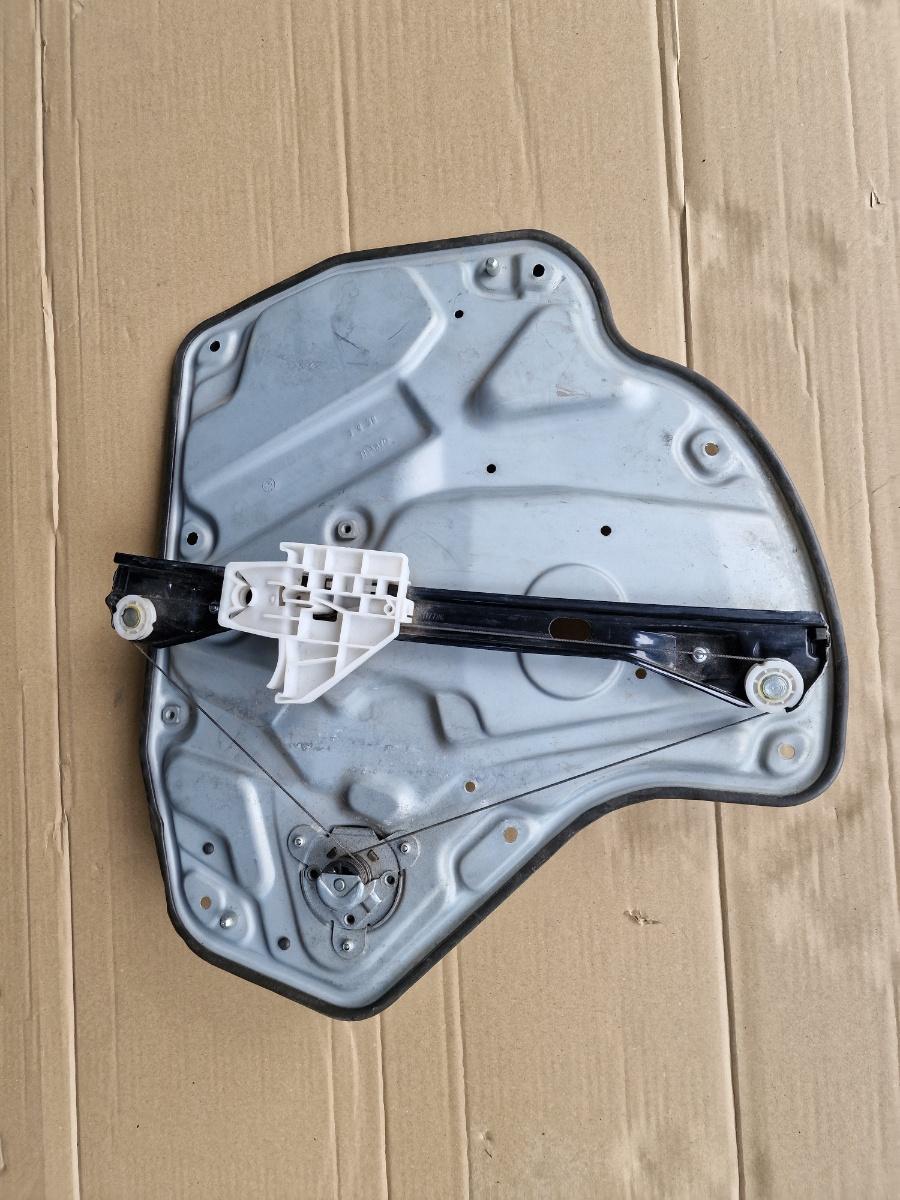 Macara geam manuala dreapta spate SKODA OCTAVIA 1Z3 2004 - 2013 1Z0839656