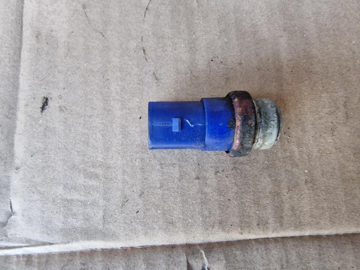Senzor de temperatura lichid de racire VOLKSWAGEN PASSAT Variant 3B6 2000 - 2005 1.9 TDI AVF, AWX 8D0959481B