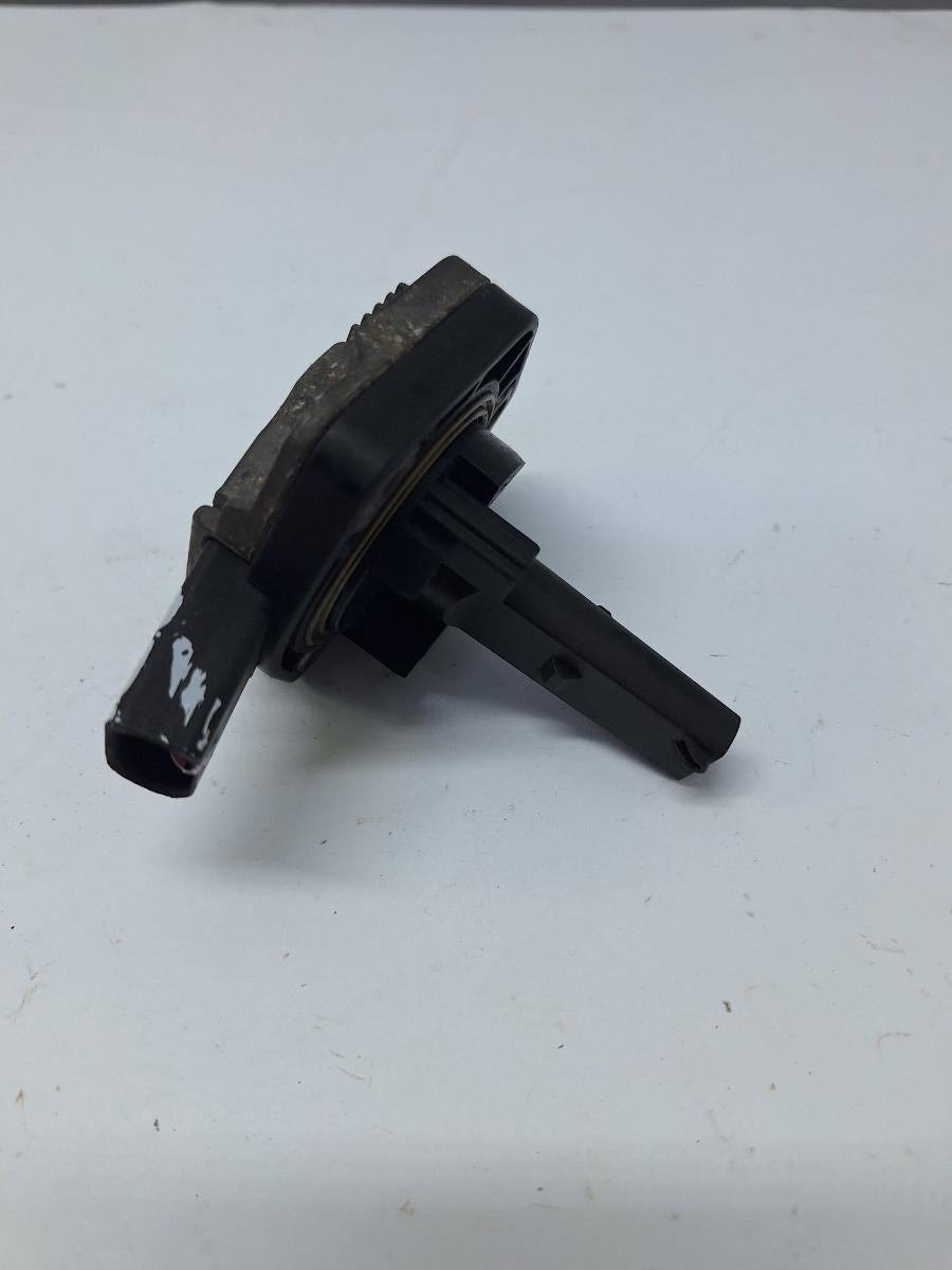 Senzor nivel ulei VOLKSWAGEN GOLF V 1K1 2003 - 2009 1.9 TDI BKC, BLS, BXE HELLA 6PR00807902 1J0907660B