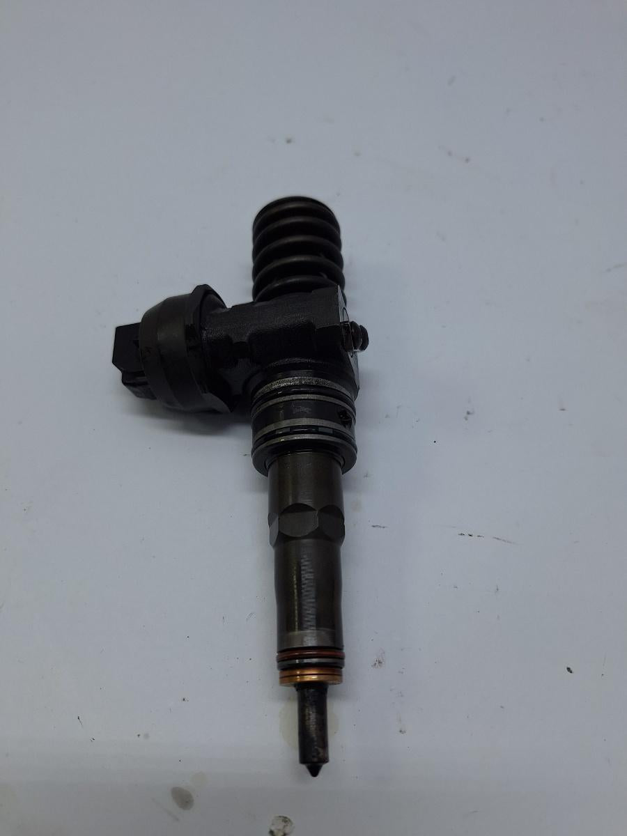 Injector combustibil SKODA OCTAVIA 1Z3 2004 - 2007 1.9 TDI BJB, BKC, BXE BOSCH 0414720215 038130073AG