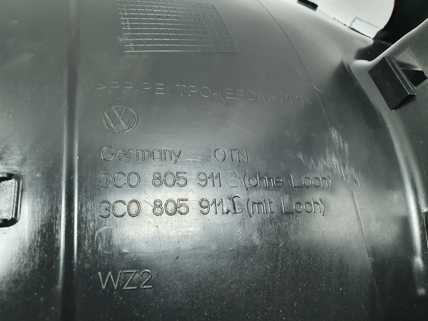 Carenaj mic roata stanga fata Volkswagen Passat B6 (3C5) Kombi 2.0 TDI BMP 2007