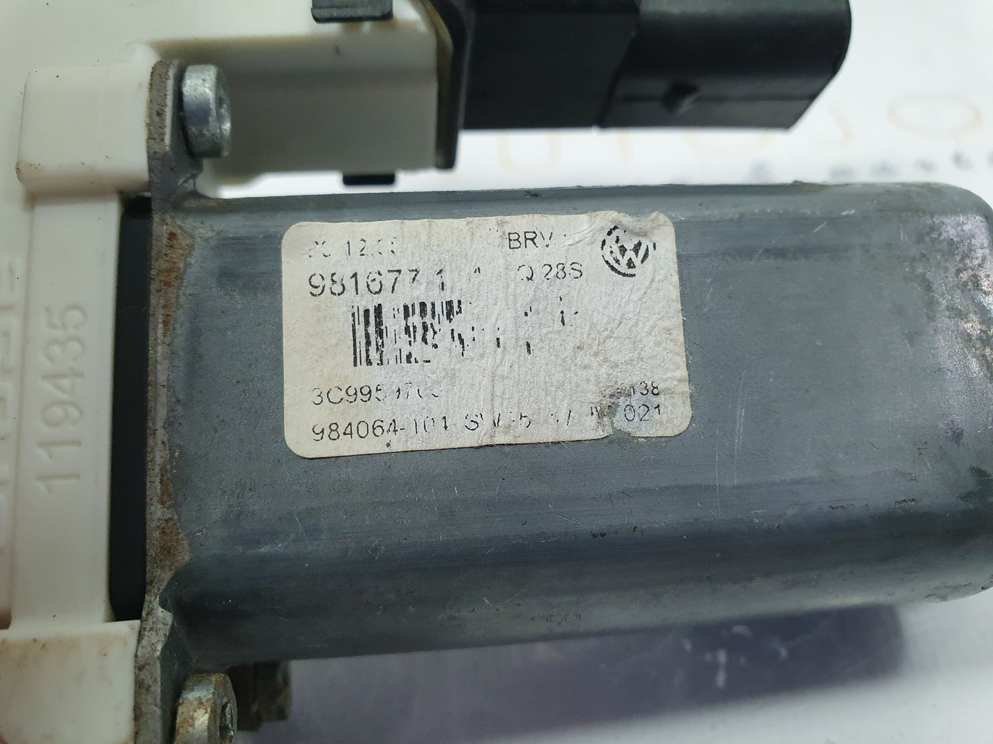 Motoras macara stanga spate Volkswagen Passat B6 (3C5) Kombi 2.0 TDI BMP 2007