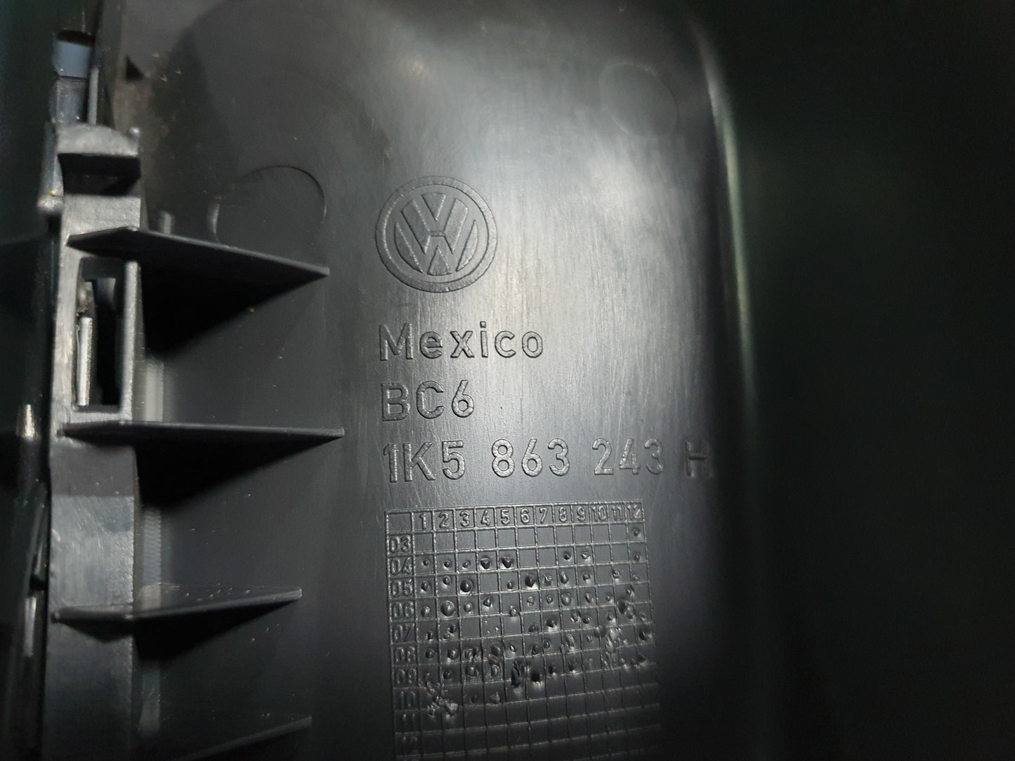 Consola centrala completa cu cotiera Volkswagen Jetta (1K2) Berlina 1.6 TDI CAYC 2010