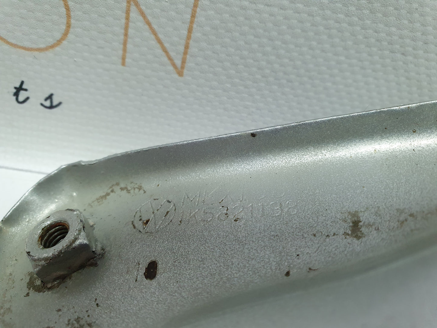 Suport aripa dreapta Volkswagen Jetta (1K2) Berlina 1.6 TDI CAYC 2010