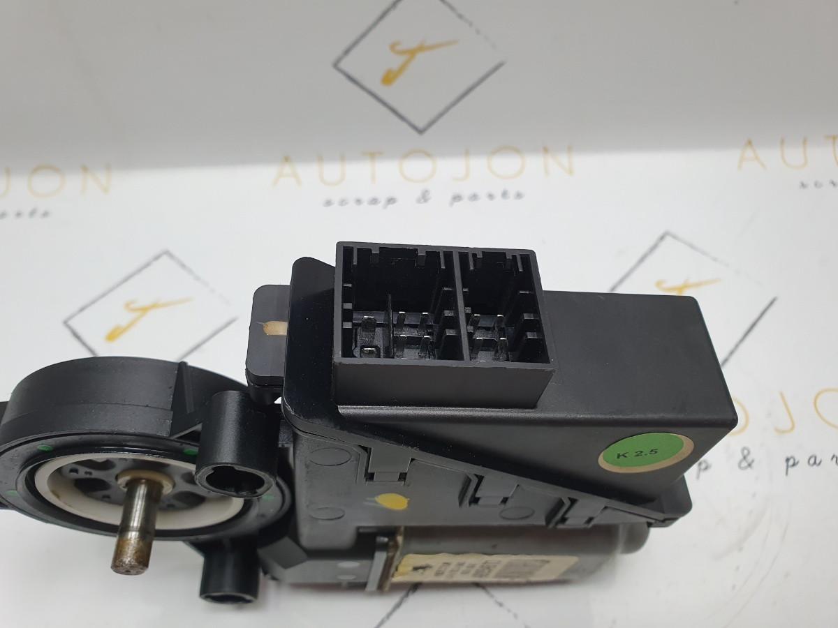 Motoras macara dreapta fata SEAT IBIZA IV (6L1) [ 2002 - 2009 ], VOLKSWAGEN POLO (9N_) [ 2001 - 2012 ], SKODA FABIA (6Y2) [ 1999 - 2008 ] SK240RR OEM 6Q0959812 / 6Q0 959 812