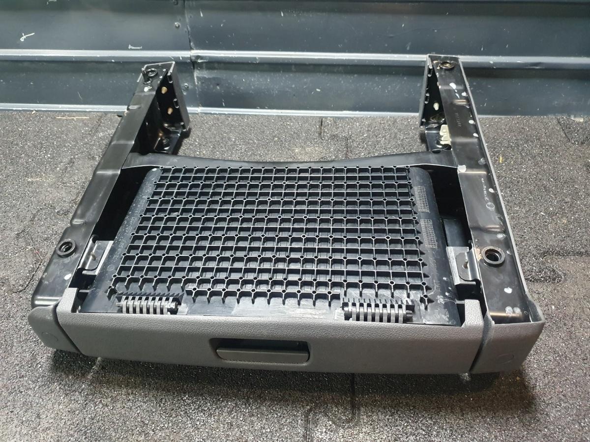 Buzunar si suport scaun drepata fata VOLKSWAGEN TOURAN (1T1, 1T2) [ 2003 - 2010 ] TDI (BKC, BLS, BXE) 77KW|105HP OEM 1T0881580D / 1T0 881 580 D
