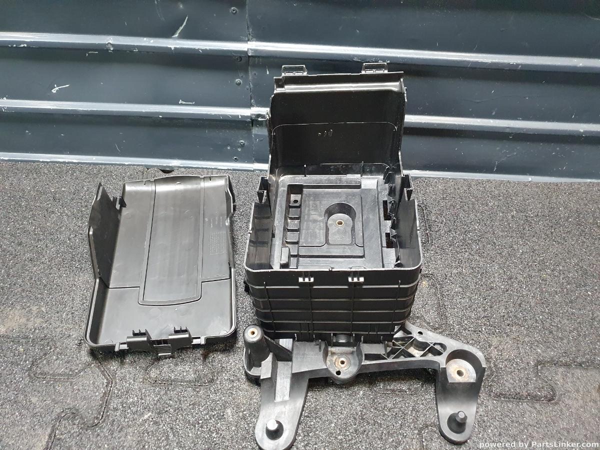 Carcasa baterie VOLKSWAGEN PASSAT (362) [ 2010 - 2014 ] TDI (CFFB) 103KW|140HP OEM 1K0915325B / 1K0 915 325 B