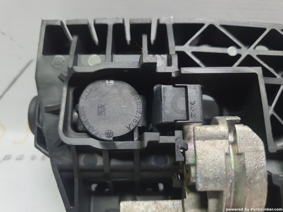 Maner cu suport usa stanga spate AUDI A4 IV Avant (8K5, B8) [ 2007 - 2015 ] TDI (CAGA, CJCA, CMEA, CMFA) 105KW|143HP OEM 8T0837167A / 8T0 837 167 A