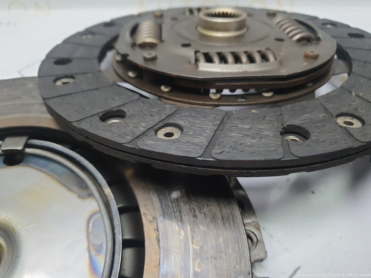 Kit ambreiaj AUDI A3 (8L1) [ 1996 - 2006 ] 1.6 (AVU, BFQ) 75KW|102HP 06A141031J OEM 027105271P / 06A141025Q