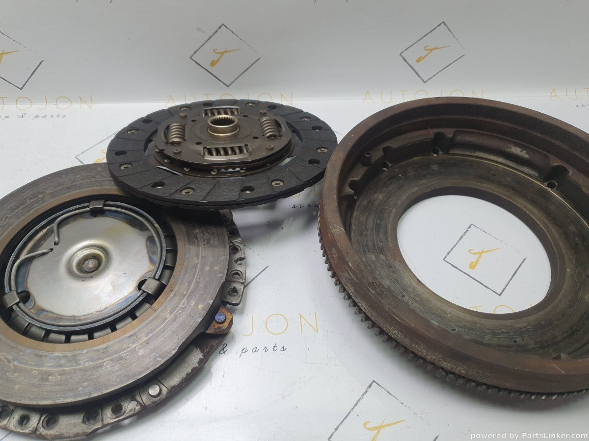 Kit ambreiaj AUDI A3 (8L1) [ 1996 - 2006 ] 1.6 (AVU, BFQ) 75KW|102HP 06A141031J OEM 027105271P / 06A141025Q