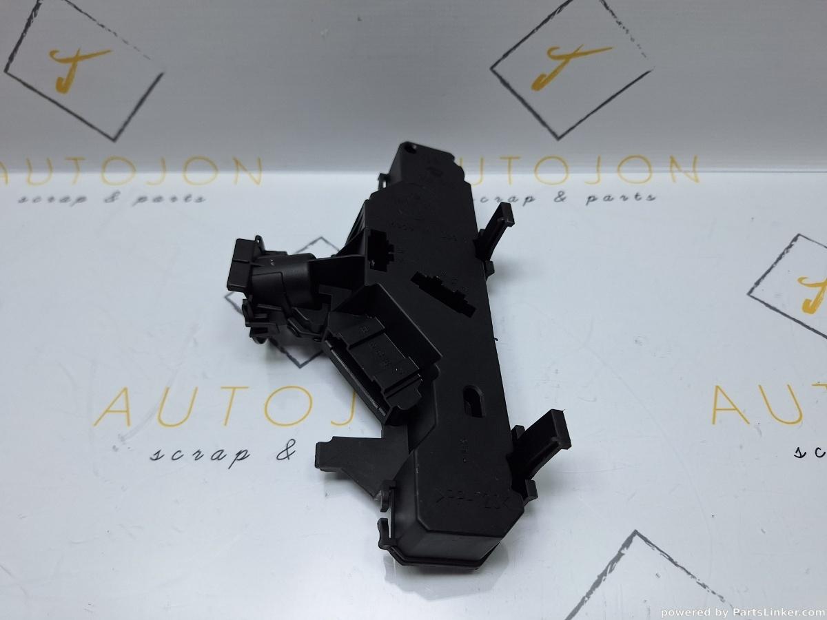 Soclu stop Dreapta VOLKSWAGEN POLO (6N1) [ 1994 - 1999 ] 60 1.4 (AEX, AKV, APQ) 44KW|60HP OEM 6N0945258