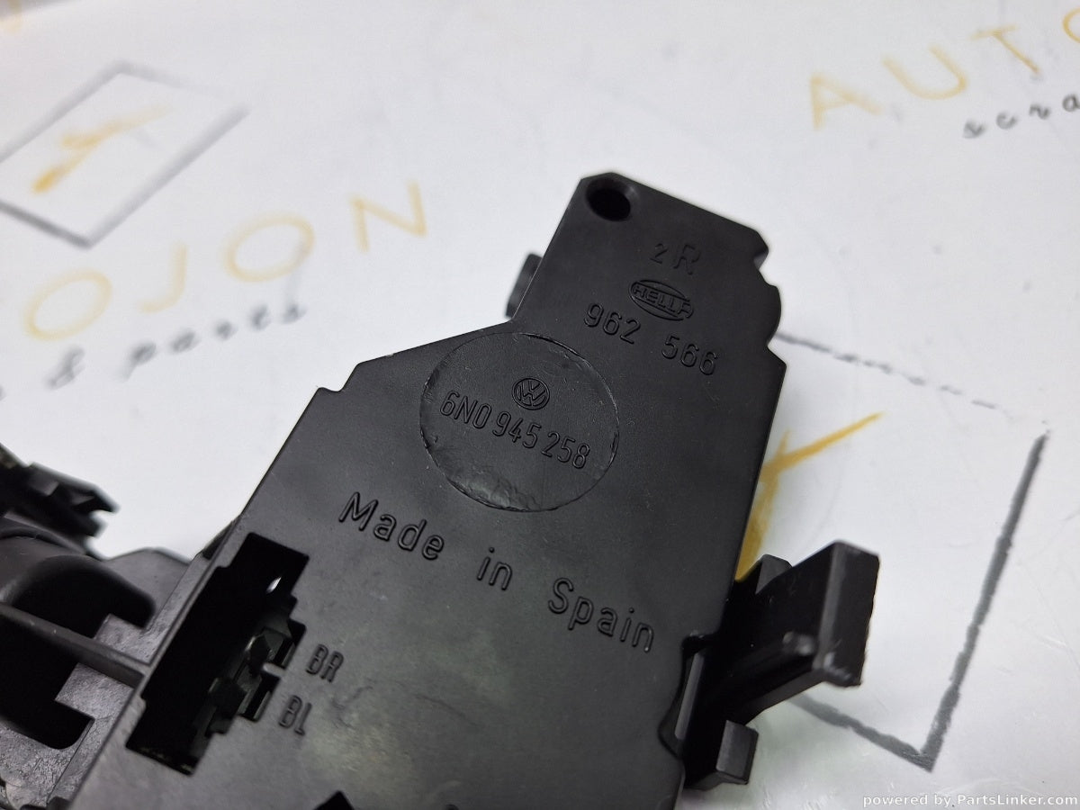 Soclu stop Dreapta VOLKSWAGEN POLO (6N1) [ 1994 - 1999 ] 60 1.4 (AEX, AKV, APQ) 44KW|60HP 6N0945258