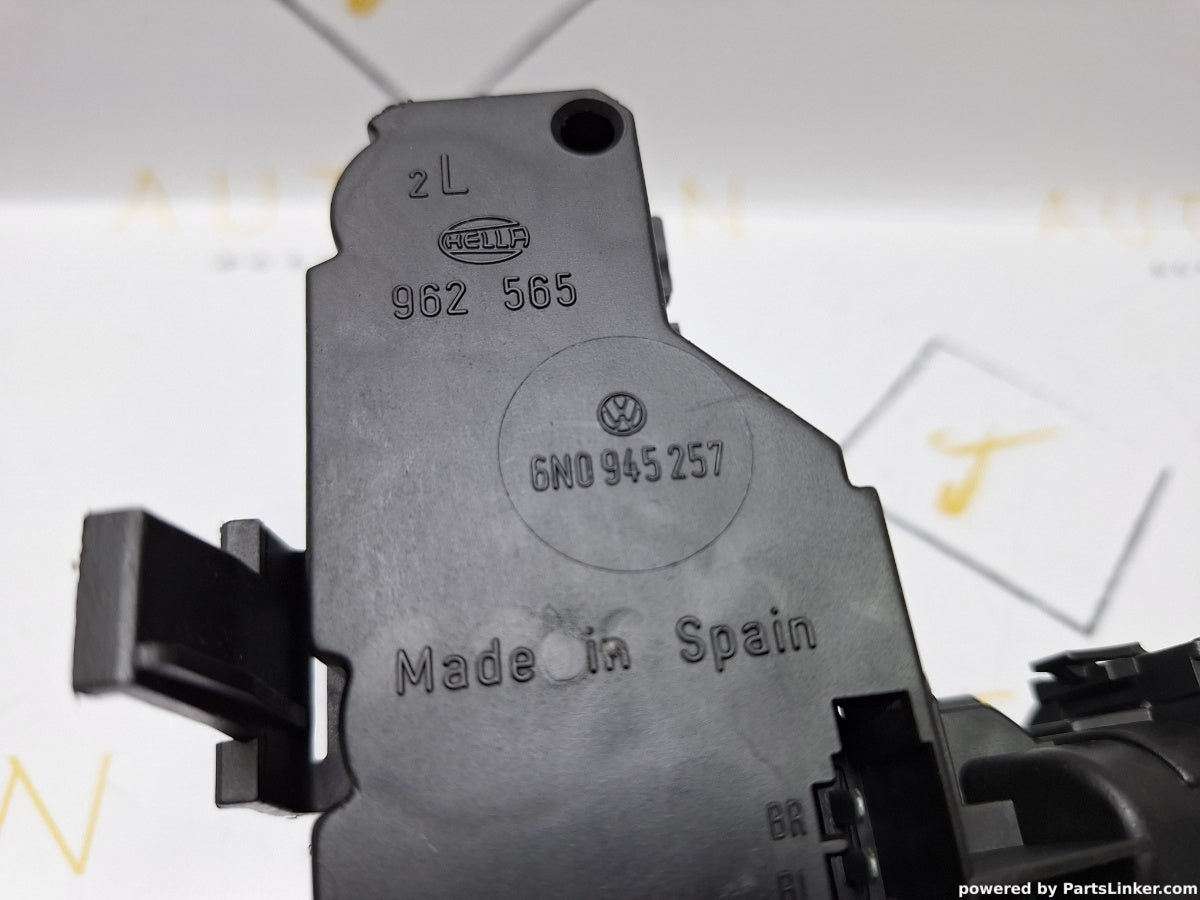 Soclu stop Stanga VOLKSWAGEN POLO (6N1) [ 1994 - 1999 ] 60 1.4 (AEX, AKV, APQ) 44KW|60HP 6N0945257