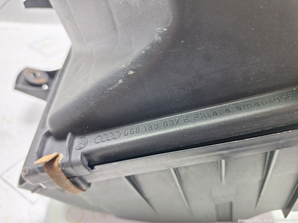 Carcasa filtru aer VOLKSWAGEN PASSAT (3B2) [ 1996 - 2001 ] 1.6 (ADP, AHL, ANA, ARM) 74KW|101HP 058133837E