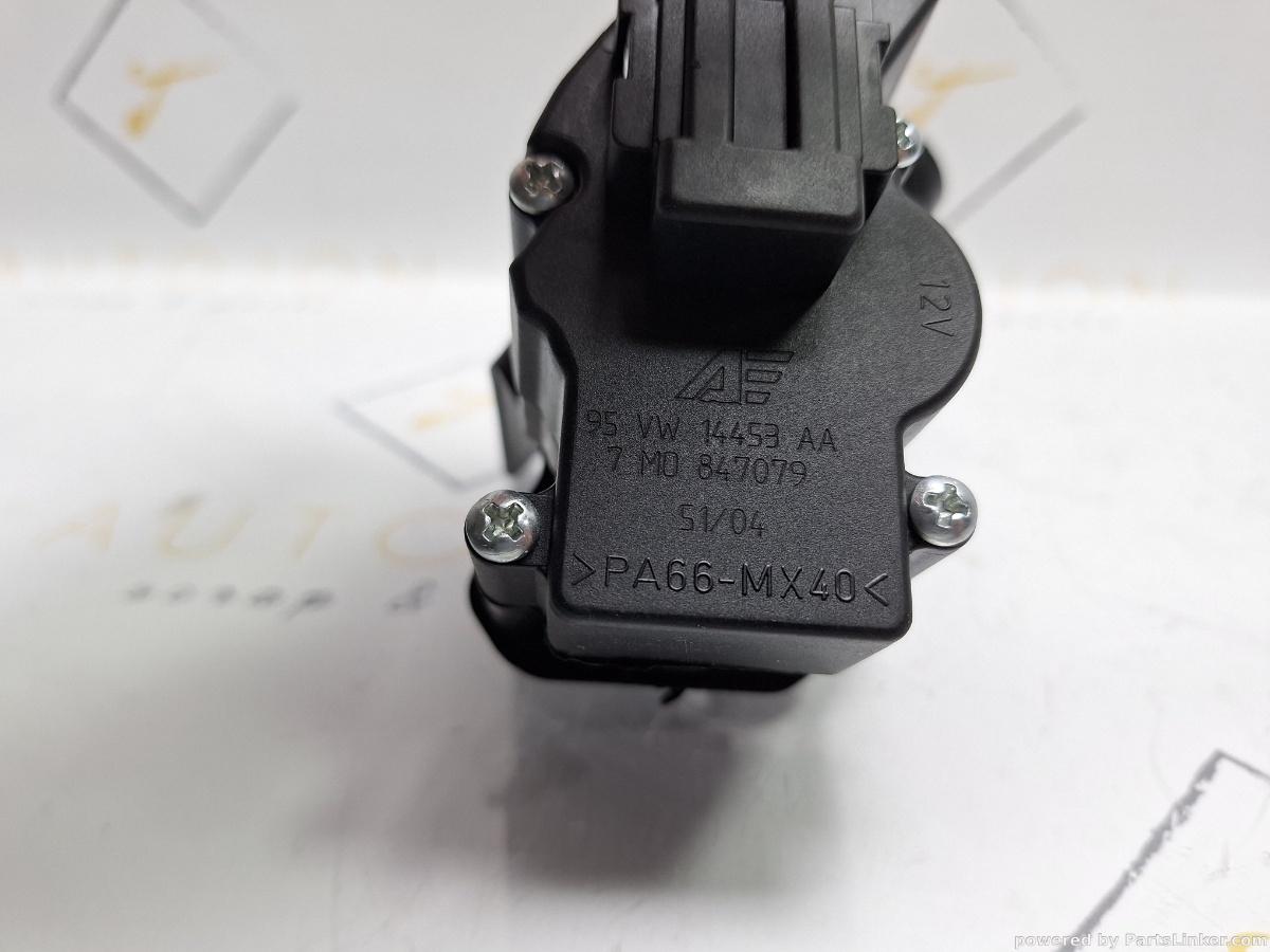 Motoras deschidere geam lateral stanga spate SEAT ALHAMBRA (7V8, 7V9) [ 1996 - 2010 ] TDI (ASZ) 96KW|131HP OEM 7M0847079