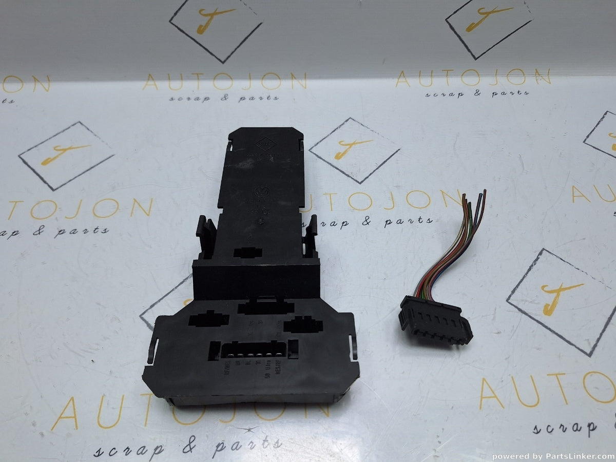 Soclu stop VOLKSWAGEN PASSAT Estate (3B5) [ 1997 - 2001 ] TDI (AJM, ATJ) 85KW|115HP 3B9945257