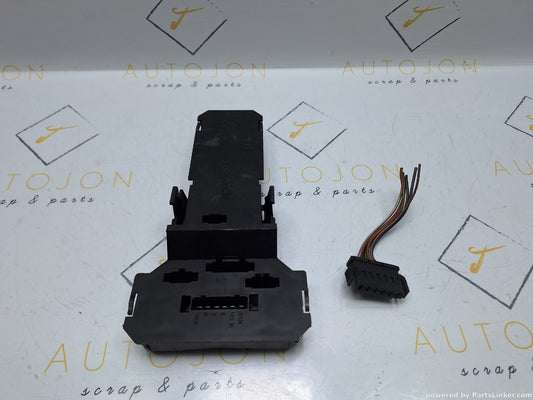 Soclu stop VOLKSWAGEN PASSAT Estate (3B5) [ 1997 - 2001 ] TDI (AJM, ATJ) 85KW|115HP 3B9945257