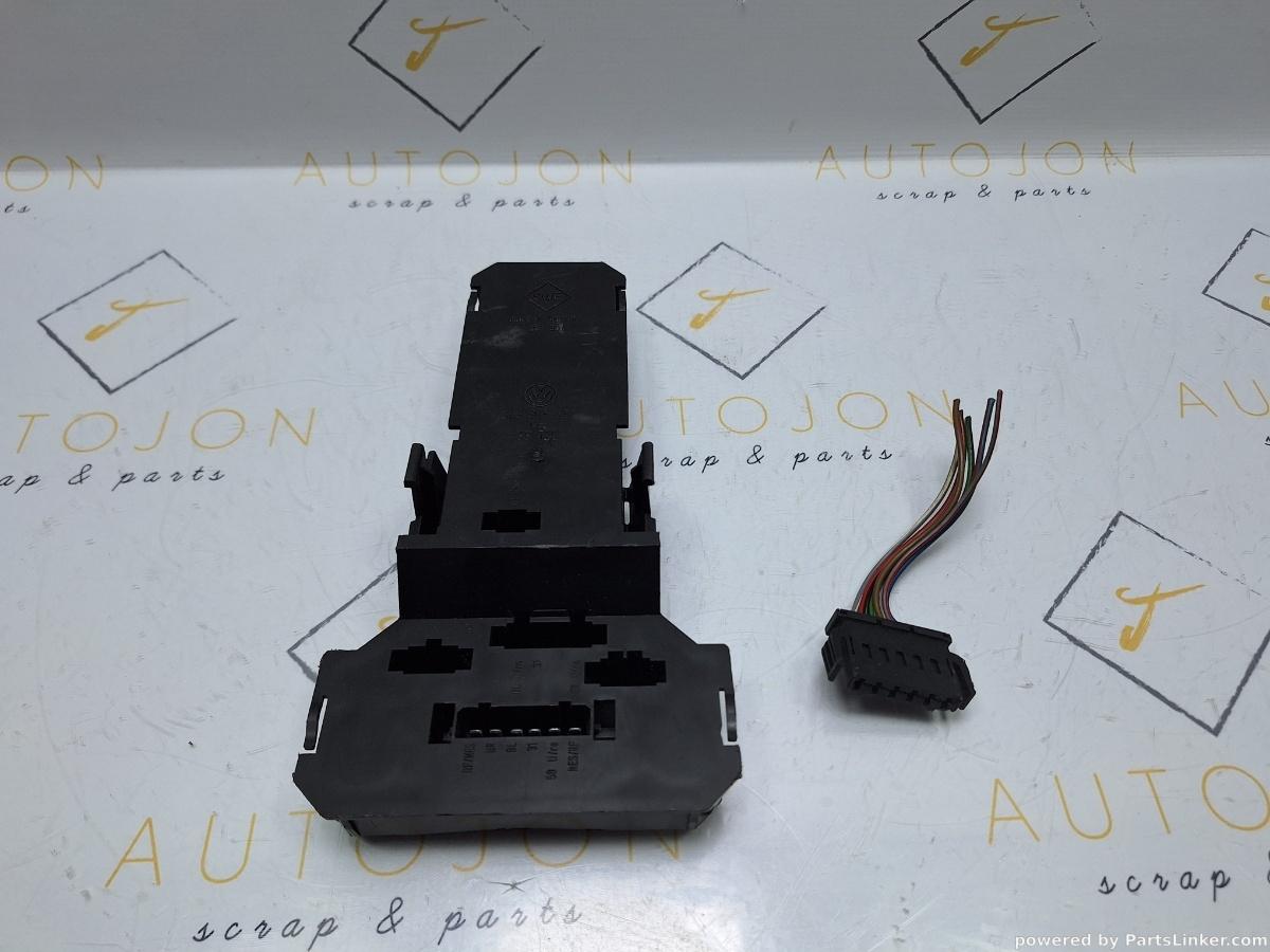 Soclu stop VOLKSWAGEN PASSAT Estate (3B5) [ 1997 - 2001 ] TDI (AJM, ATJ) 85KW|115HP OEM 3B9945257