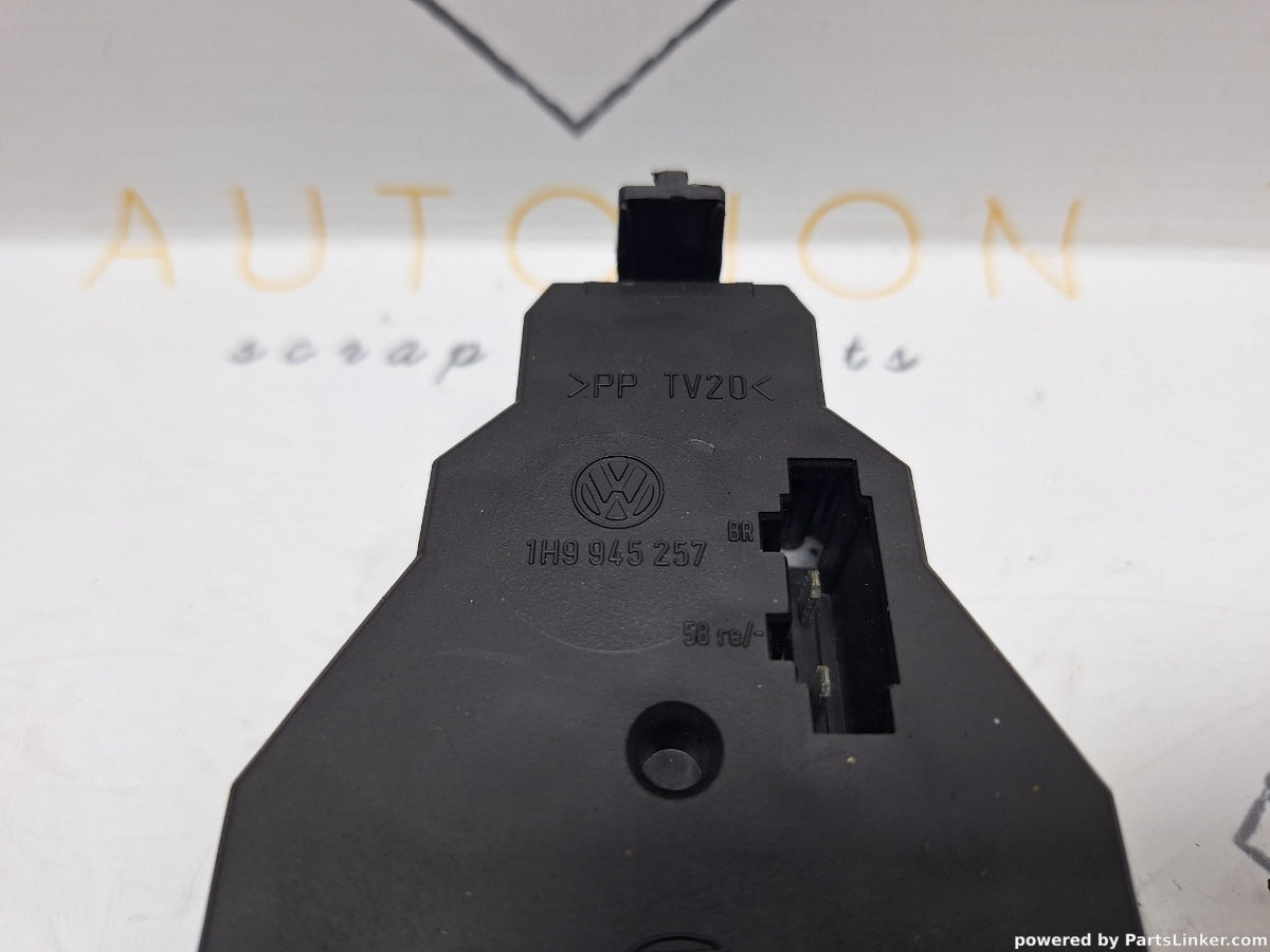 Soclu stop VOLKSWAGEN GOLF III Variant (1H5) [ 1993 - 1999 ] TDI (1Z, AHU, ALE) 66KW|90HP 1H9945257