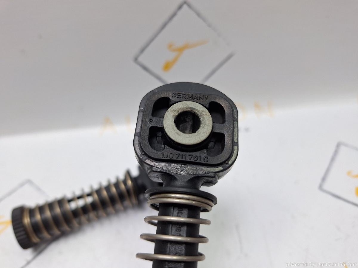 Tije prindere sufe timonerie VOLKSWAGEN GOLF IV Variant (1J5) [ 1999 - 2006 ] TDI (ATD, AXR) 74KW|101HP OEM 1J0711761B / 1J0711761C
