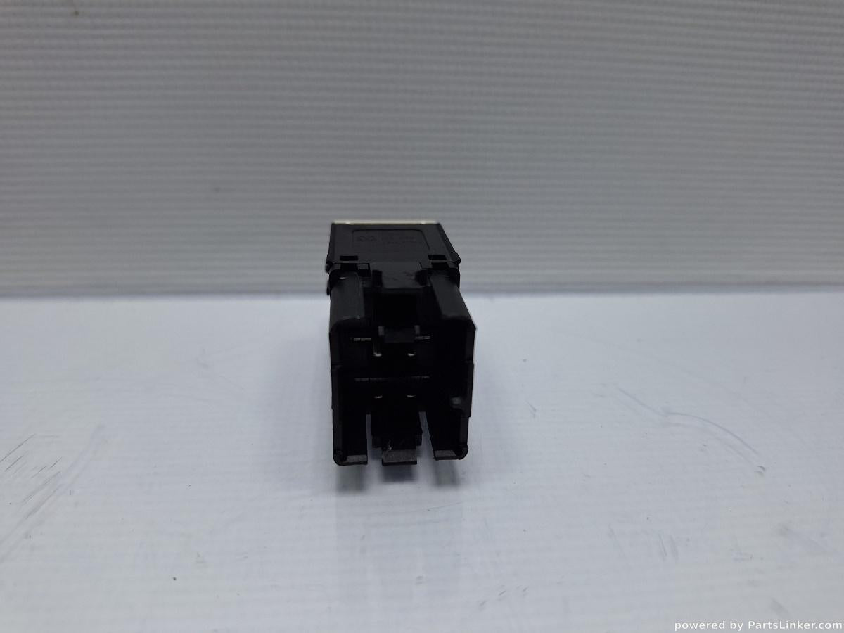 Buton avarie VOLKSWAGEN PASSAT Variant (3C5) [ 2005 - 2011 ] TDI (CBDC) 81KW|110HP OEM 3C8953509