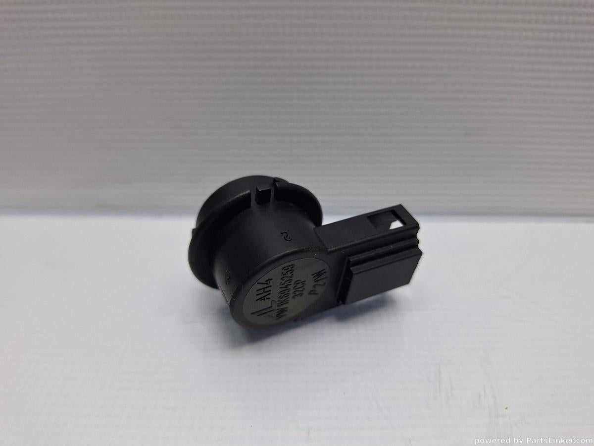Soclu stop haion VOLKSWAGEN PASSAT Variant (3C5) [ 2005 - 2011 ] TDI (CBDC) 81KW|110HP OEM 1K6945259