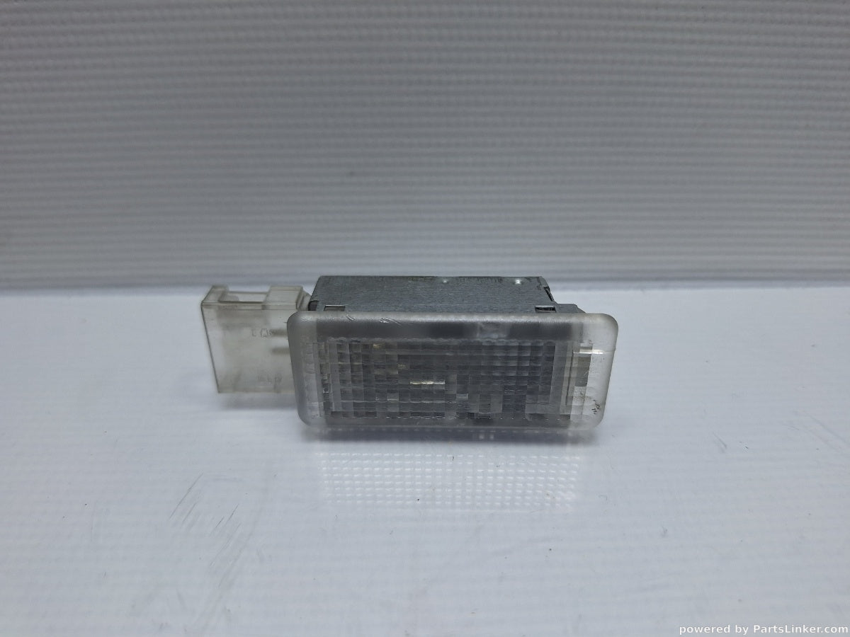 Lampa picioare VOLKSWAGEN PASSAT Variant (3C5) [ 2005 - 2011 ] TDI (CBDC) 81KW|110HP 7L0947415