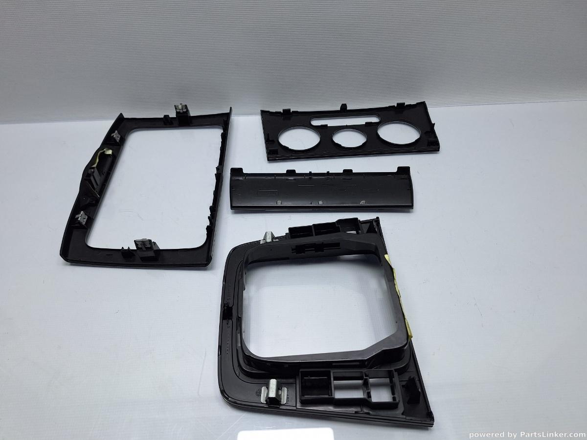 Treemuri consola centrala bord VOLKSWAGEN PASSAT Variant (3C5) [ 2005 - 2011 ] TDI (CBDC) 81KW|110HP OEM 3C0858069AE , 3C0864263G