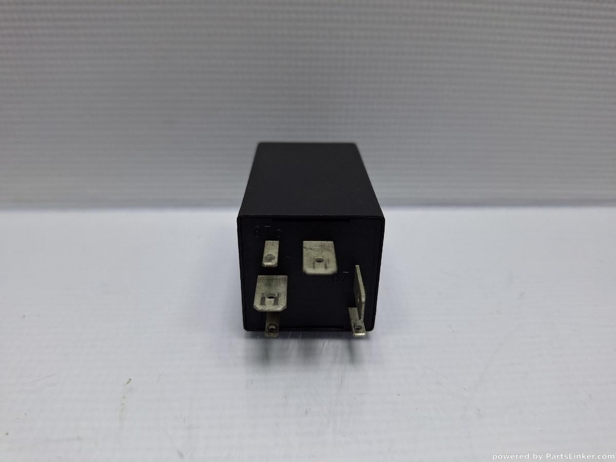 Releu 384 VOLKSWAGEN PASSAT Variant (3B6) [ 2000 - 2005 ] TDI (AVB) 74KW|101HP OEM 8D0919578A