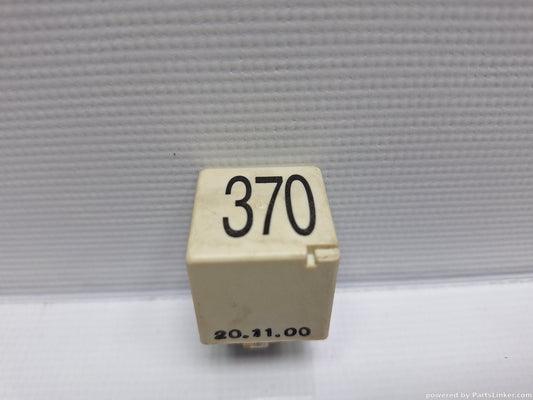 Releu 370 VOLKSWAGEN PASSAT Variant (3B6) [ 2000 - 2005 ] TDI (AVB) 74KW|101HP 8D0951253