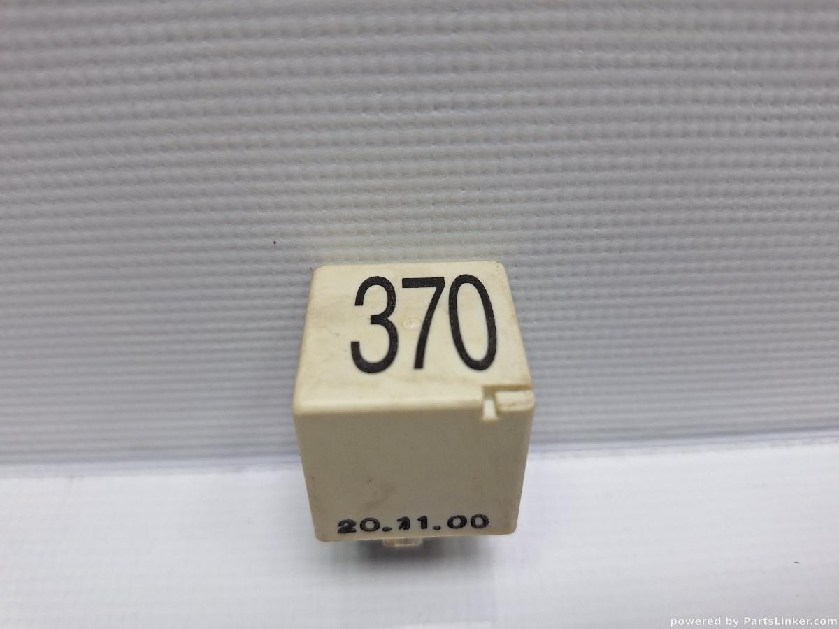 Releu 370 VOLKSWAGEN PASSAT Variant (3B6) [ 2000 - 2005 ] TDI (AVB) 74KW|101HP OEM 8D0951253