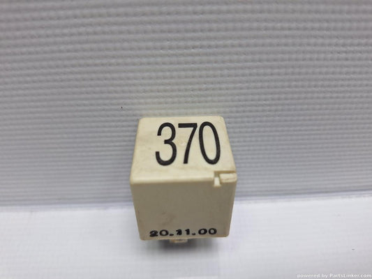 Releu 370 VOLKSWAGEN PASSAT Variant (3B6) [ 2000 - 2005 ] TDI (AVB) 74KW|101HP OEM 8D0951253