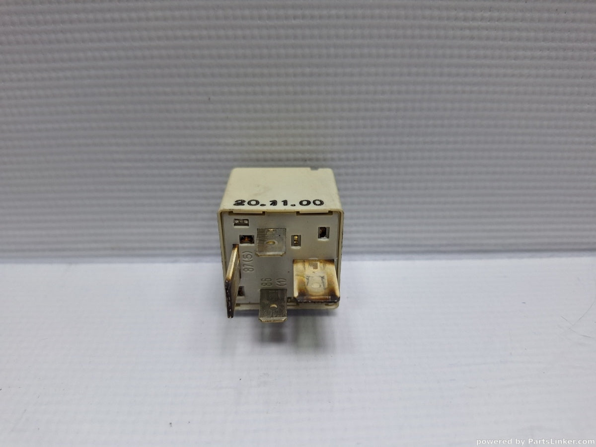 Releu 370 VOLKSWAGEN PASSAT Variant (3B6) [ 2000 - 2005 ] TDI (AVB) 74KW|101HP 8D0951253