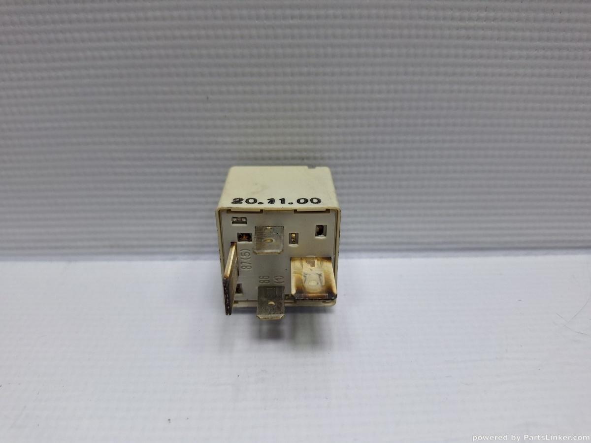 Releu 370 VOLKSWAGEN PASSAT Variant (3B6) [ 2000 - 2005 ] TDI (AVB) 74KW|101HP OEM 8D0951253