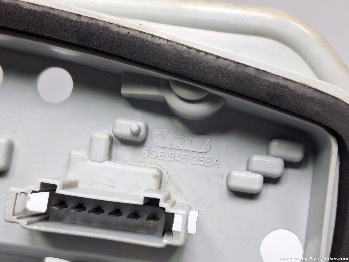 Soclu stop dreapta VOLKSWAGEN POLO (9N_) [ 2001 - 2012 ] 16V (AUA, BBY, BKY) 55KW|75HP 6Q6945258A