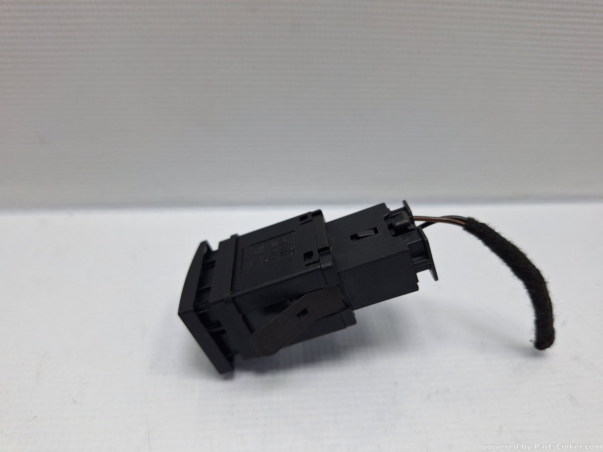 Buton airbag VOLKSWAGEN POLO (9N_) [ 2001 - 2012 ] 16V (AUA, BBY, BKY) 55KW|75HP 6Q0919235B