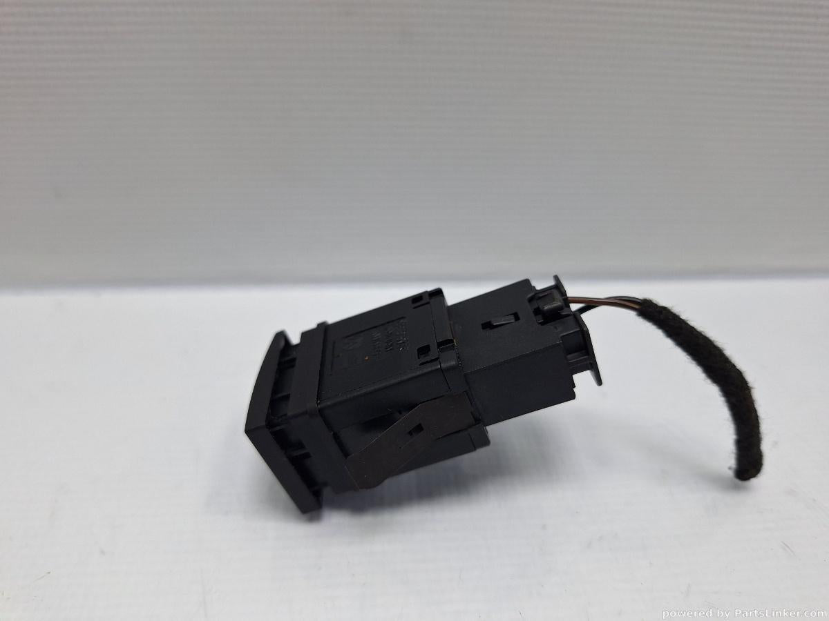 Buton airbag VOLKSWAGEN POLO (9N_) [ 2001 - 2012 ] 16V (AUA, BBY, BKY) 55KW|75HP OEM 6Q0919235B