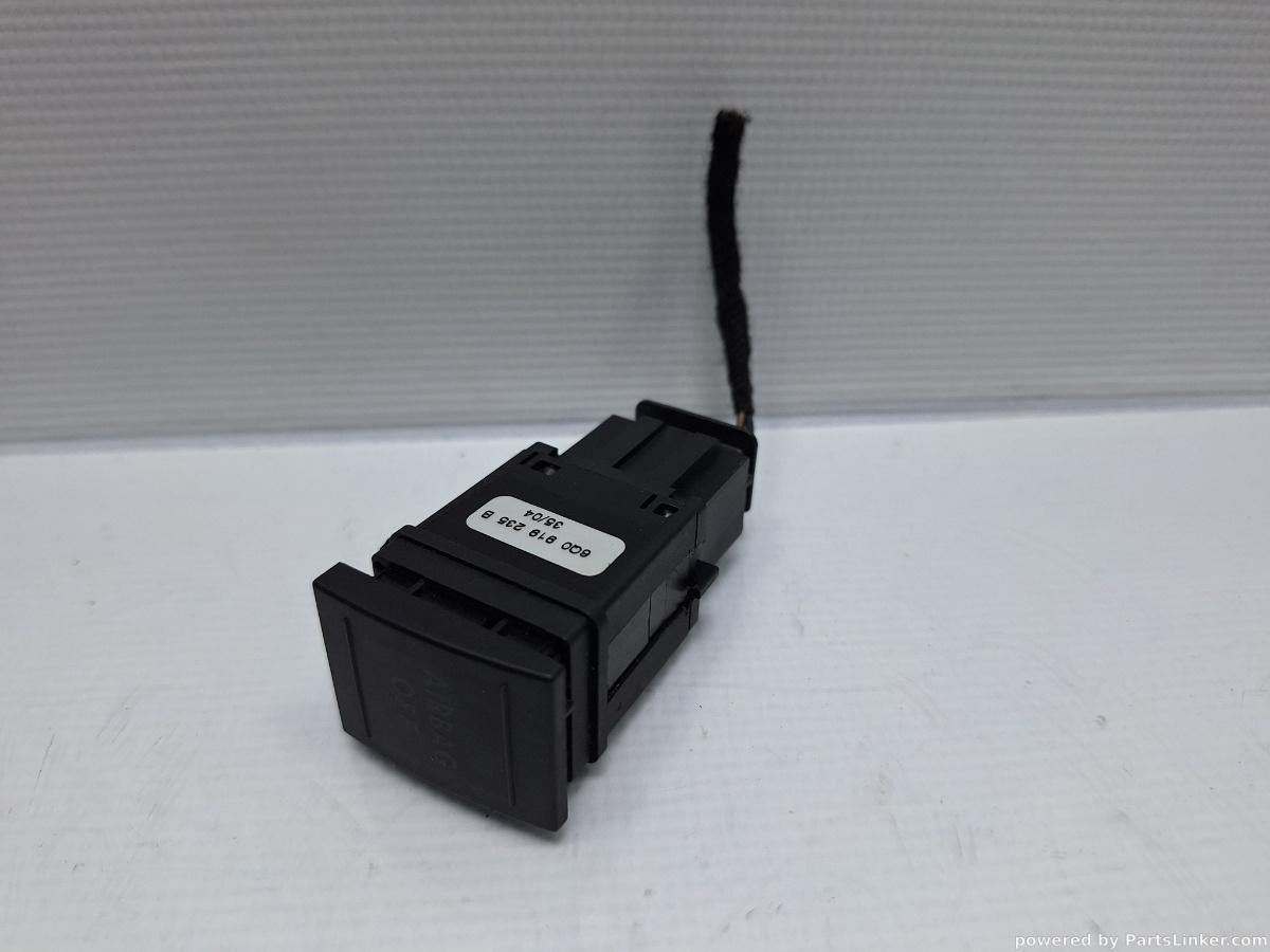 Buton airbag VOLKSWAGEN POLO (9N_) [ 2001 - 2012 ] 16V (AUA, BBY, BKY) 55KW|75HP OEM 6Q0919235B