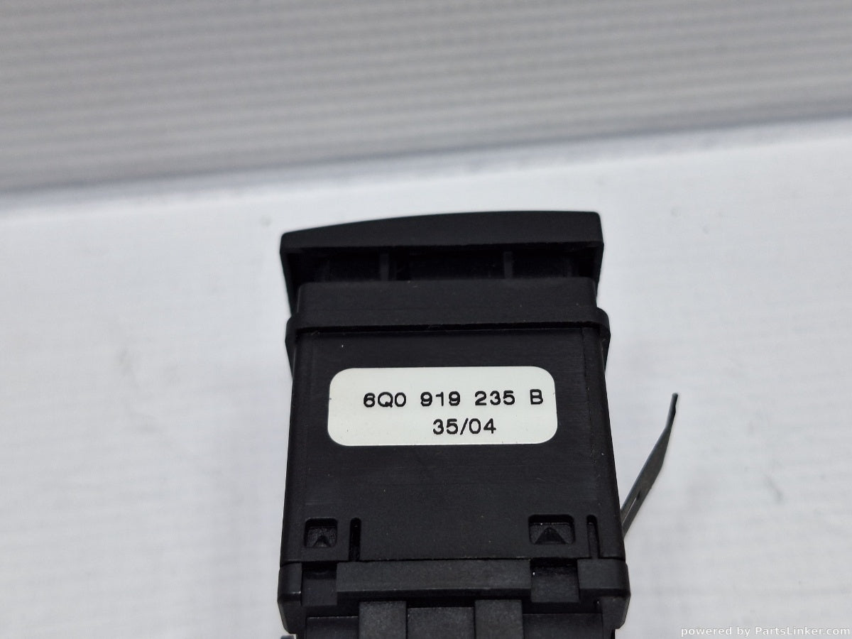 Buton airbag VOLKSWAGEN POLO (9N_) [ 2001 - 2012 ] 16V (AUA, BBY, BKY) 55KW|75HP 6Q0919235B