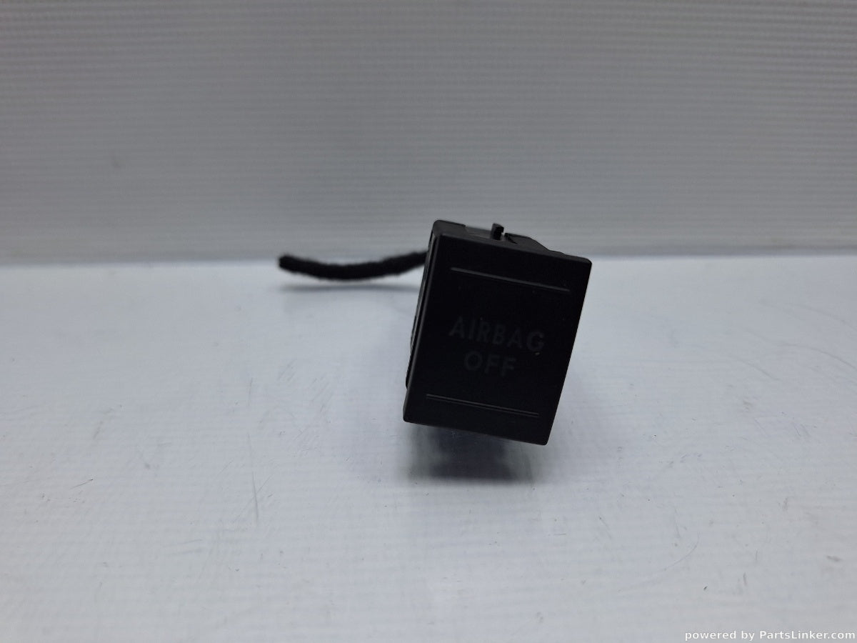Buton airbag VOLKSWAGEN POLO (9N_) [ 2001 - 2012 ] 16V (AUA, BBY, BKY) 55KW|75HP 6Q0919235B