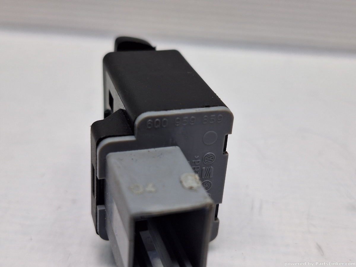 Buton blocare geamuri pasageri VOLKSWAGEN POLO (9N_) [ 2001 - 2012 ] 16V (AUA, BBY, BKY) 55KW|75HP 6Q0959859