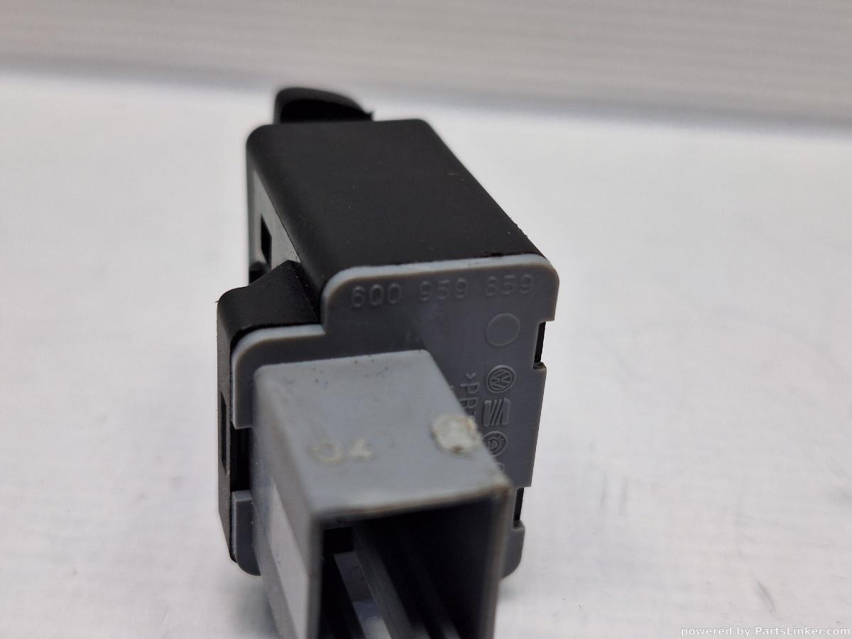 Buton blocare geamuri pasageri VOLKSWAGEN POLO (9N_) [ 2001 - 2012 ] 16V (AUA, BBY, BKY) 55KW|75HP OEM 6Q0959859