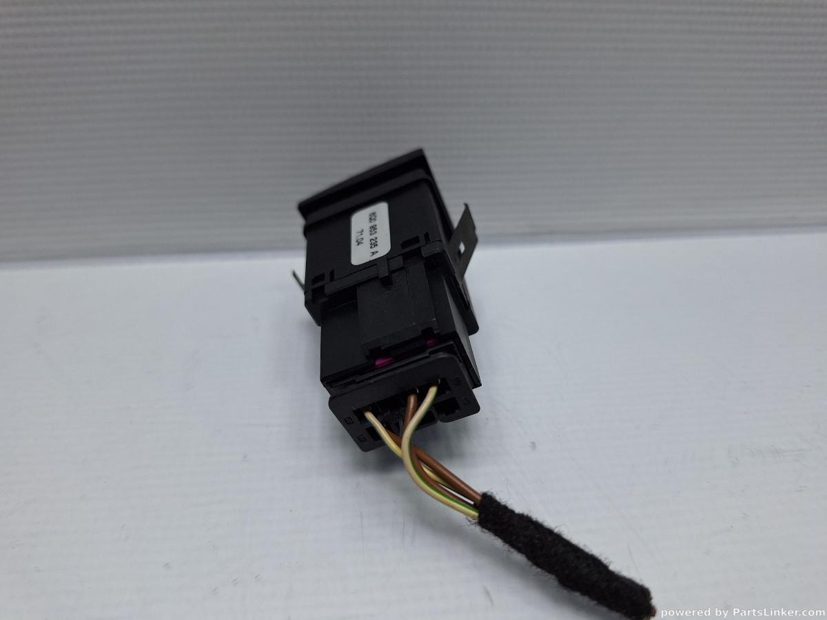 Buton avarie VOLKSWAGEN POLO (9N_) [ 2001 - 2012 ] 16V (AUA, BBY, BKY) 55KW|75HP OEM 6Q0953235A