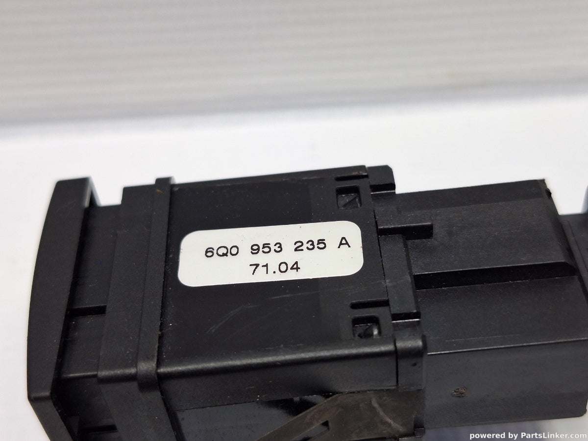 Buton avarie VOLKSWAGEN POLO (9N_) [ 2001 - 2012 ] 16V (AUA, BBY, BKY) 55KW|75HP 6Q0953235A
